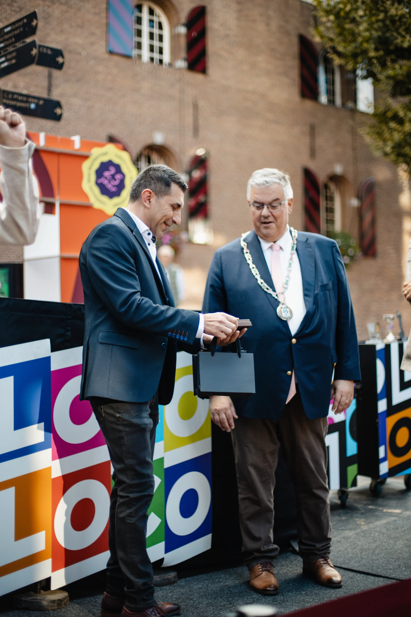 Hayko Jewels overhandigd juweel aan Burgemeester van Nijmegen Hubert Bruls