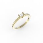 Gouden verlovingsring met ronde band en diamant in moderne zetting.