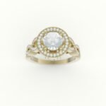 Gouden ring met brilliante diamant en gewoven band met diamanten gezet.