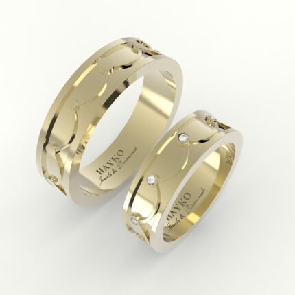 Gouden trouwring met kroontjesdesign, gezet met diamanten.