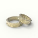 Gouden trouwring met kroontjesdesign, gezet met diamanten.