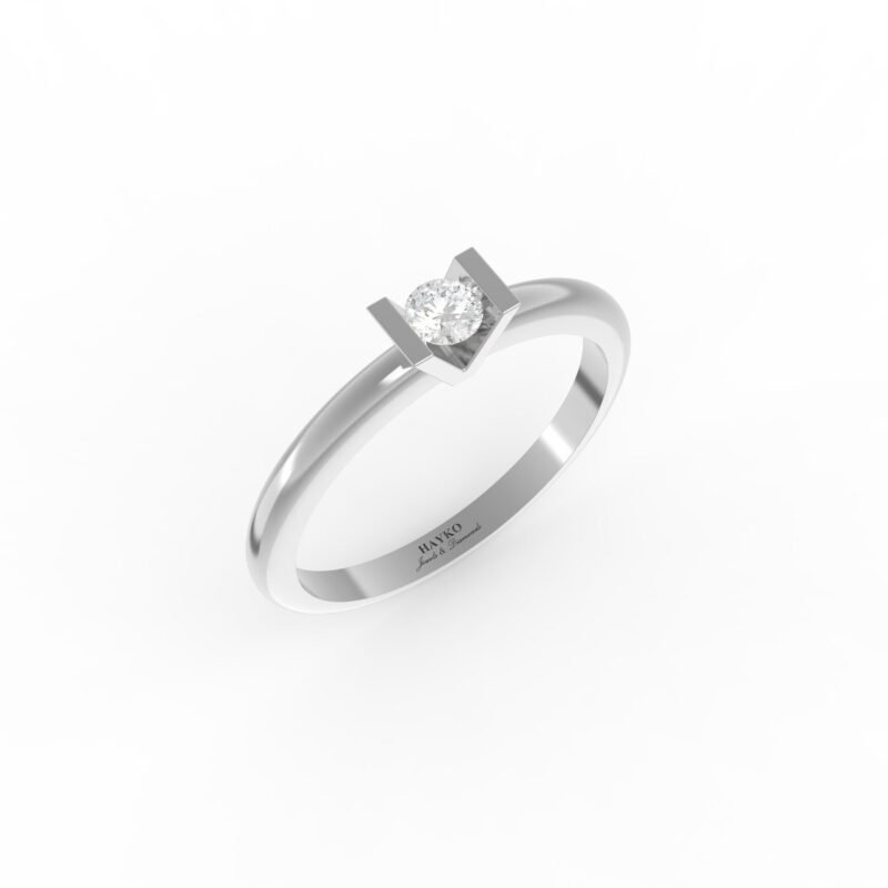 Witgouden verlovingsring met ronde band en diamant in moderne zetting.