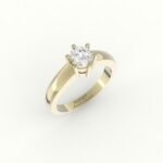 Gouden solitaire ring met vierkante band en een diamant.