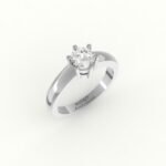 Witgouden solitaire ring met vierkante band en een diamant.