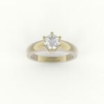 Gouden solitaire ring met vierkante band en een diamant.