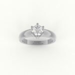 Witgouden solitaire ring met vierkante band en een diamant.
