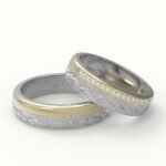 Goud met witgoud trouwring detail gravure en rij diamanten.