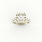 Gouden ring met brilliante diamant, omringd met diamanten.