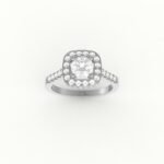 Witgouden ring met brilliante diamant, omringd met diamanten.