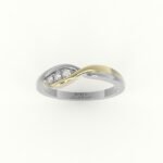 Witgouden verlovingsring met gouden detail, gezet met 3 diamanten.