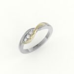Witgouden verlovingsring met gouden detail, gezet met 3 diamanten.