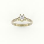 Gouden solitaire ring met diamanten in de band.