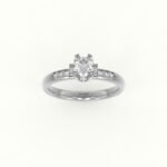 Witgouden solitaire ring met diamanten in de band.