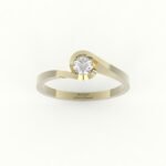 Gouden verlovingsring met ronde gedraaide zetting diamant.