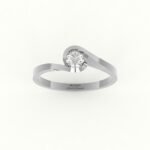 Witgouden verlovingsring met ronde gedraaide zetting diamant.