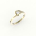 Gouden verlovingsring met ronde gedraaide zetting diamant.