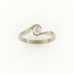 Gouden verlovingsring met moderne draaiende zetting diamant.