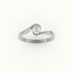 Witgouden verlovingsring met moderne draaiende zetting diamant.