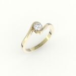 Gouden verlovingsring met moderne draaiende zetting diamant.