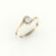 Gouden verlovingsring met moderne draaiende zetting diamant.