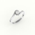 Witgouden verlovingsring met moderne draaiende zetting diamant.