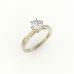 Gouden solitaire ring.