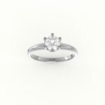 Witgouden solitaire ring met zespotige zetting van een diamant.