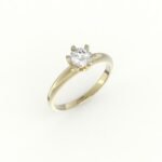 Gouden solitaire ring met zespotige zetting van een diamant.