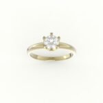 Gouden solitaire ring met zespotige zetting van een diamant.