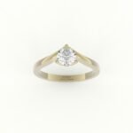 Gouden verlovingsring met moderne edgy zetting van een diamant.