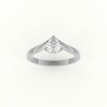 Witgouden verlovingsring met moderne edgy zetting van een diamant.