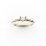 Gouden verlovingsring met ronde band en diamant in moderne zetting.
