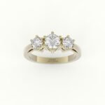 Gouden verlovingsring met design zetting van drie diamanten.