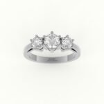 Witgouden verlovingsring met design zetting van drie diamanten.