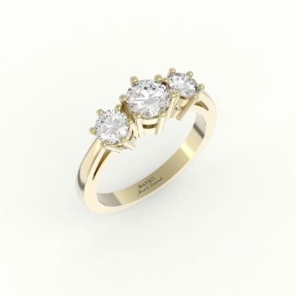 Gouden verlovingsring met design zetting van drie diamanten.