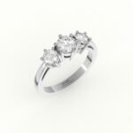 Witgouden verlovingsring met design zetting van drie diamanten.