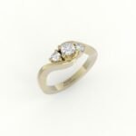 Gouden verlovingsring met draaiende zetting van drie diamanten.