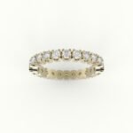 Gouden ring rondom gezet met brilliant geslepen diamanten.