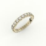 Gouden ring rondom gezet met brilliant geslepen diamanten.