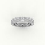 Witgouden ring rondom gezet met brilliant geslepen diamanten.