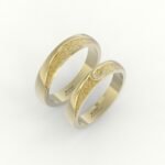 Gouden trouwring met reliëf