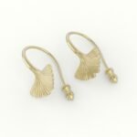 Gouden oorbellen met Japans shiso blad design.