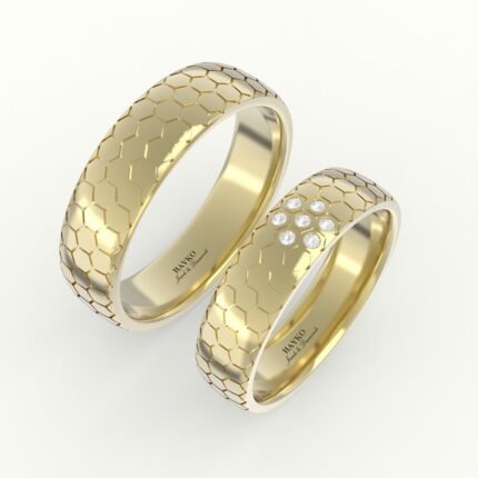 Gouden trouwring met hexagon design, gezet met diamanten.