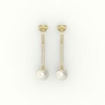 Gouden pareloorbellen met diamanten.