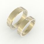 Gouden trouwring met edgy design gezet met diamanten.