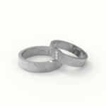 Witgouden trouwring met edgy design gezet met diamanten.