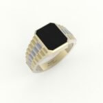 Gouden zegelring met onyx steen en rolex style band.