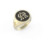 Gouden zegelring met insignia en gravure op de band.