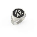 Witgouden zegelring met insignia en gravure op de band.