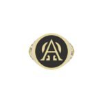 Gouden zegelring met insignia en gravure op de band.